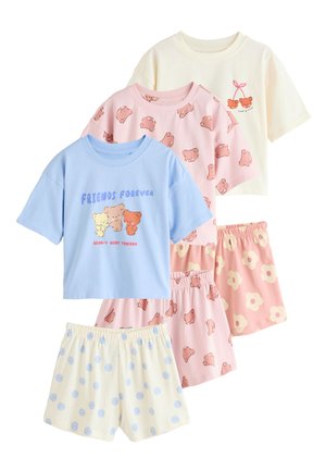 Tre sæt børne T-shirts med korte ærmer og shorts med bamse- og blomsterprint i pastelblå, lyserød og cremefarve.