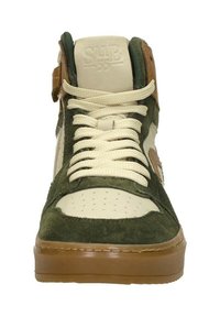 Hoge sneakers hebben een groene suède bovenkant, crème leren accenten, platte beige veters en een gestructureerde bruine rubberen zool. Subtiele merkvermelding aan de bovenkant.