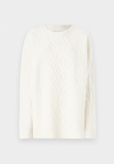Pull en tricot blanc avec un motif de câble texturé et un col rond. Tissu doux et épais avec des poignets et un ourlet côtelés.