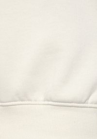 Weißes Sweatshirtgewebe mit glatter Textur. Gerippter Saum am unteren Rand, leicht, ohne sichtbare Muster oder Verzierungen.