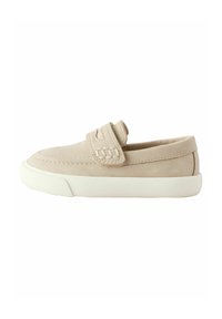 Beiga slip-on skor i mocka, med en texturerad rem och vit gummisula. Enkelt mönster med sömnadsdetaljer på ovandelen.
