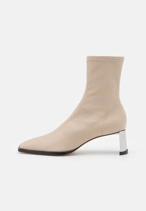 Studio Amelia SQUARED SOCKETTE 70 BOOT - Klasické členkové čižmy - stone