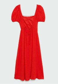 Czerwona sukienka z kwadratowym dekoltem, krótkimi puffowanymi rękawami i sznurówką na plecach. Teksturowany materiał, luźna spódnica i detal w postaci troczka w talii.