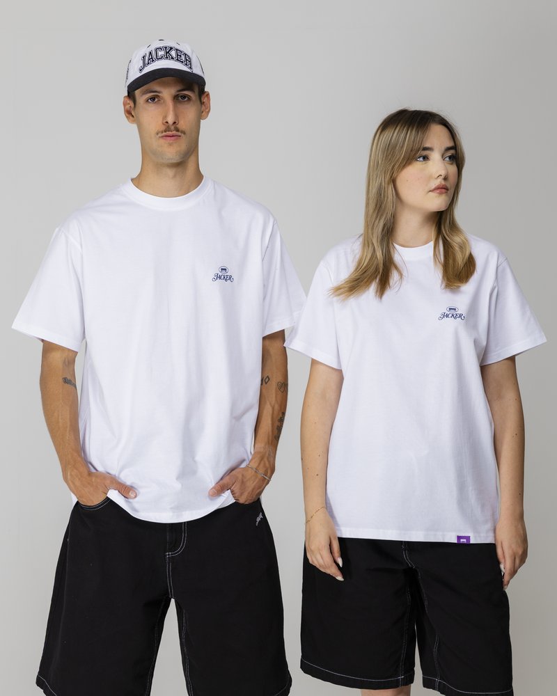 Hvite bomull t-skjorter med en liten blå logo, kombinert med svarte shorts. Merkbare detaljer inkluderer kontrasterende sømmer og merker.