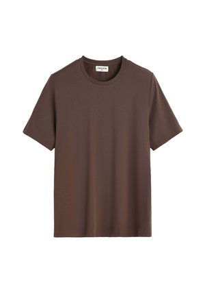 T-shirt marron uni à manches courtes et col rond avec une petite étiquette blanche au niveau du col, sur fond blanc.