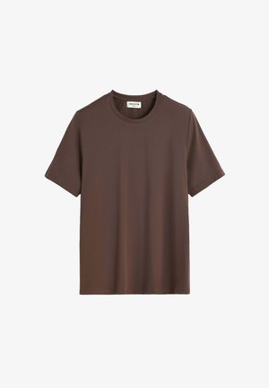 T-shirt marron uni à manches courtes et col rond avec une petite étiquette blanche au niveau du col, sur fond blanc.