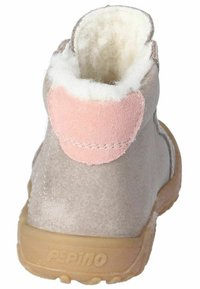 Šedá semišová kotníková bota s jemně růžovým akcentem na patě, měkkou koženou podšívkou na okraji a gumovou podrážkou s zaoblenými okraji.