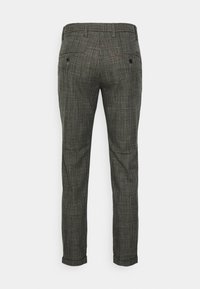 Pantalon à carreaux gris slim-fit pour hommes avec passants de ceinture, deux poches arrière boutonnées et coutures ajustées, vu de dos.