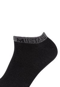 Calzini neri alla caviglia con un risvolto a coste in grigio melangiato. Presentano una texture liscia e una forma classica, progettati per comfort e traspirabilità.