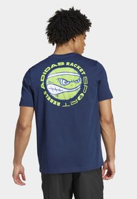 adidas Performance RACKET SPORT REBELS GRAPHIC - Print T-shirt - collegiate navy