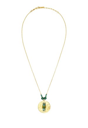 Collier chaîne en or avec un pendentif rond martelé présentant un motif de scarabée vert et bleu sarcelle et des perles assorties près du fermoir.