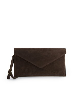 Brun ruskindsclutch med kuvertdesign, der har en tekstureret yderside, justerbar rem og præget mærkelogo.