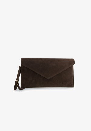 Bruine suède clutch met een envelopvormig ontwerp, voorzien van een gestructureerd buitenoppervlak, verstelbare riem en geperst merkembleem.