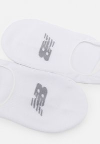Hvite ankelstrømper med en myk tekstur, med en grå New Balance-logo på toppen. Designet for en tettsittende, lett påførbar passform.