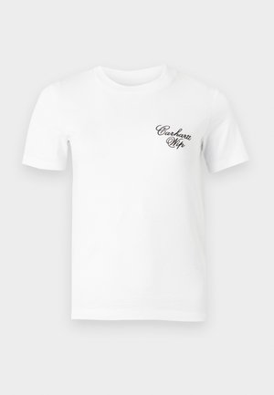 Wit T-shirt met korte mouwen en ronde hals met kleine zwarte tekst "Carhartt Wip" op de linkerborst.
