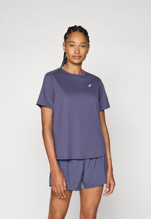 T-shirt de sport violet à manches courtes, encolure ronde et détail de logo. Assorti avec un short assorti présentant une couleur d'accent contrastante.
