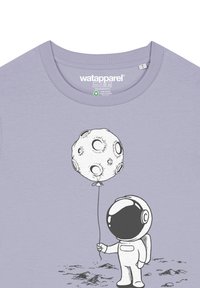 Hellblaues Baumwoll-T-Shirt mit einem Cartoon-Astronauten, der einen mondförmigen Luftballon hält, mit Details von Kratern und einer glänzenden Oberfläche.