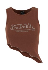 Brun ribbad crop top med vågig nederkant, prydd med "Von Dutch" i rhinestones över framsidan och dekorativa kanter för detaljer.