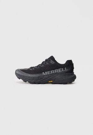 Zwarte Merrell trailrunning schoen met Vibram zool, mesh bovenwerk en dikke, gevoerde middenzool, zijwaarts bekeken op een witte achtergrond.