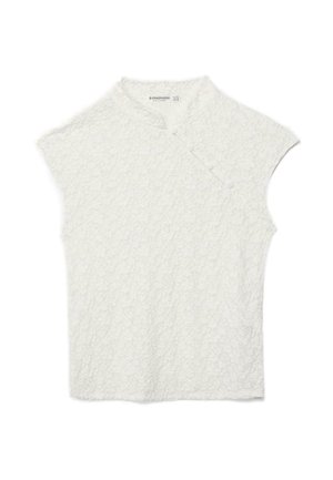 Biały bezrękawnik o fakturowanej tkaninie, z wysokim kołnierzem i ukośnym zapięciem na guziki z przodu u góry.