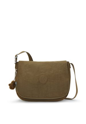 Braune Stoff-Schultertasche mit einer strukturierten Oberfläche, magnetischem Klappverschluss, verstellbarem Riemen und einem kleinen Pompon-Anhänger.