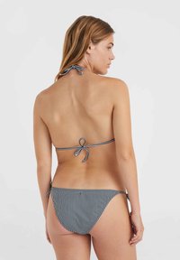 Randig bikini med halterneck och snörning på sidorna. Materialet är mjukt med ett vertikalt randigt mönster i marinblått och vitt.