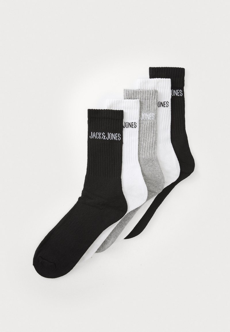 Vier Paar Socken in Schwarz, Weiß und Grau, mit gerippter Textur und dem Logo "JACK & JONES" am Bündchen, nebeneinander präsentiert.