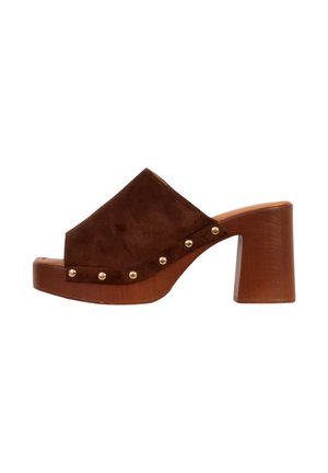 Bruine suède open-toe mule met gouden studs op een houten plateauzool en een stevige blokhak.