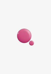 Gocce di vernice liquida rosa, una grande e lucida, l'altra più piccola, entrambe con una superficie liscia, su uno sfondo bianco.