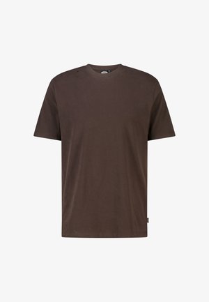 Einfaches braunes Baumwoll-T-Shirt mit kurzen Ärmeln, Rundhalsausschnitt und kleinem Seitenschild, dargestellt auf weißem Hintergrund.