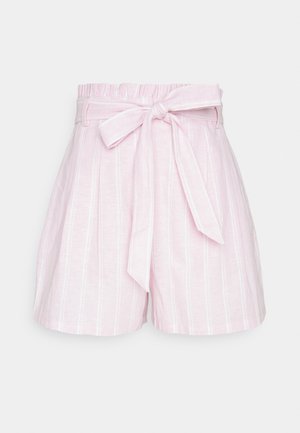 Lichtroze shorts met hoge taille, verticale witte strepen en een stoffen riem die aan de voorkant in een strik is gebonden.