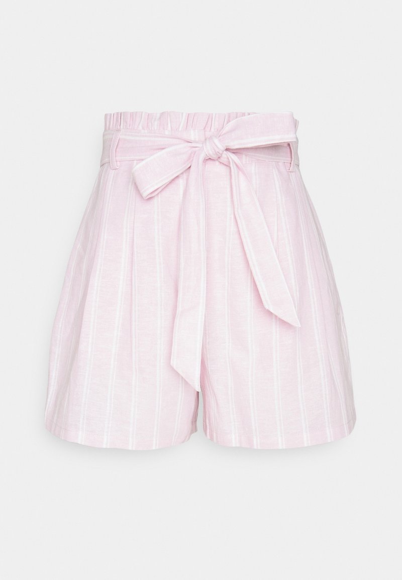 Short taille haute rose clair avec des rayures blanches verticales et une ceinture en tissu nouée en nœud à l’avant.