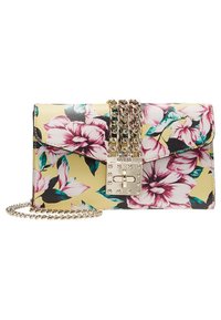 Blomsterprint clutch i gul syntetisk materiale med lyserøde og grønne blomster. Har en guldkæde-rem og en fremtrædende firkantet clasp.
