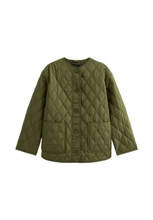 Olivgrön quiltad jacka med rund hals, knäppning med knappar framtill och två stora lappfickor. Har en slät, texturerad yta.