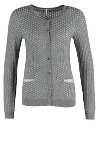 Grauer gestrickter Cardigan mit strukturiertem Muster, Knopfverschluss und grünen Akzenttaschen. Verfügt über lange Ärmel und einen gerippten Saum.