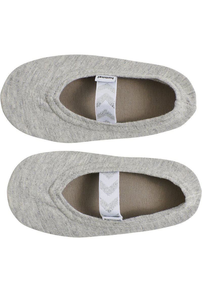 Grå stofslippers med en rund facon, blød tekstur, elastisk åbning og et hvidt mærke med et zigzag mønster indeni.