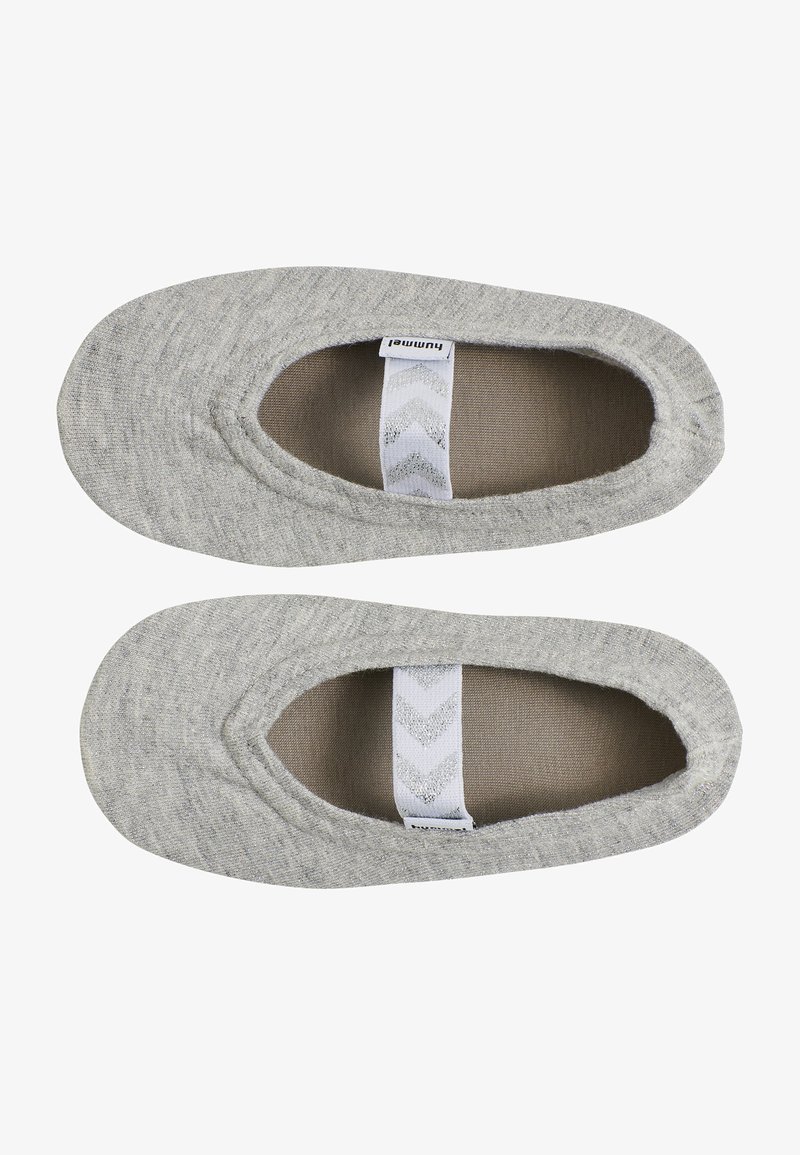Grijze stoffen slippers met een afgeronde vorm, zachte textuur, elastische opening, en een wit label met een zigzagpatroon aan de binnenkant.