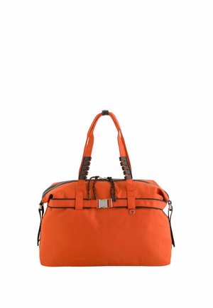 Jasno pomarańczowa torba typu duffel z czarnymi akcentami, podwójnymi uchwytami, przednim paskiem z klamrą i górnym zamkiem błyskawicznym.
