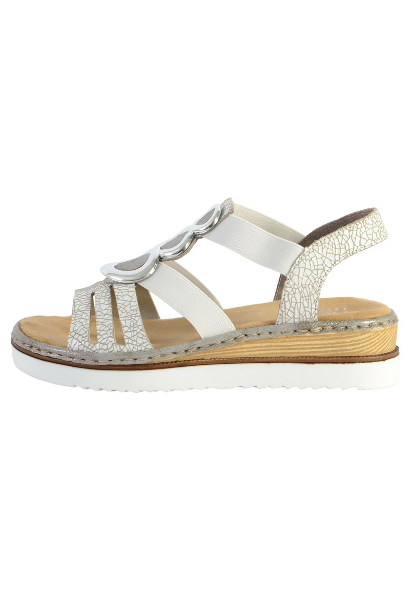 Sandal bianco con tomaia testurizzata, inserti metallici decorativi, fasce elastiche e suola a zeppa con aspetto di legno e battistrada in gomma.