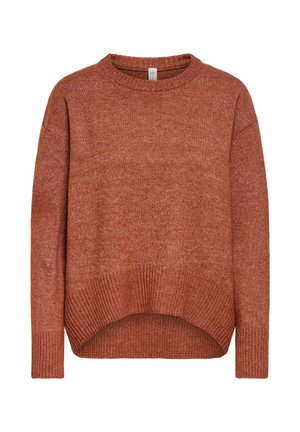 Pull en maille couleur rouille avec manches longues, poignets côtelés et ourlet arrondi plus long à l'arrière qu'à l'avant.