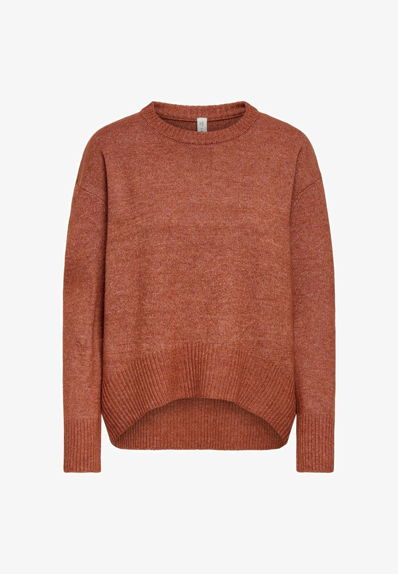 Pull en maille couleur rouille avec manches longues, poignets côtelés et ourlet arrondi plus long à l'arrière qu'à l'avant.