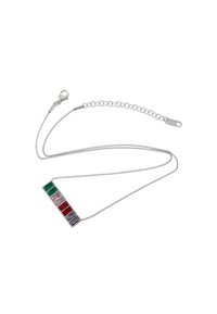 Zilveren ketting met een horizontaal hangertje met zeven rechthoekige stenen in groen, roze, rood en paars, gezet in een eenvoudige metalen omlijsting.