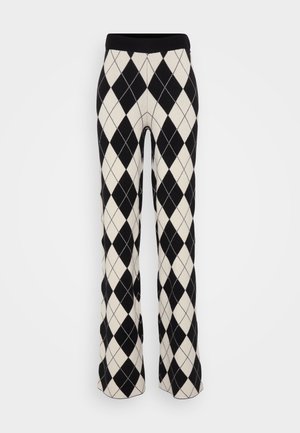 Zwart-wit ruitpatroon gebreide broek met uitlopende benen en een elastische tailleband, voorzien van een zachte textuur en diamantvormen.