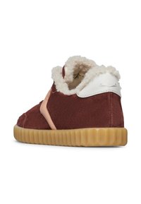 Braune Wildledersneaker mit plüschigem weißen Innenfutter, Gummisohle und pinkem Akzent. Verfügt über eine runde Zehenpartie und ein niedriges Knöcheldesign.