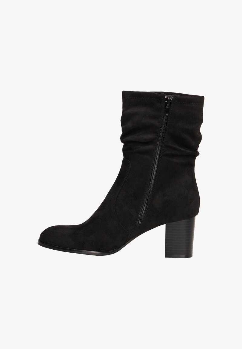 Schwarze Wildleder-Stiefelette mit taillierter Form, seitlichem Reißverschluss und zylindrischem Blockabsatz. Das Obermaterial ist oben für Textur gerafft.