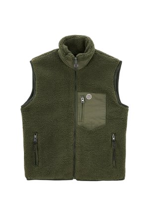 Gilet en polaire vert olive avec col haut, fermeture éclair sur le devant, une poche poitrine et deux poches latérales ; surface texturée avec un tissu doux.