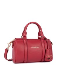 Borsa a tracolla in pelle rossa testurizzata con manici doppi, tracolla regolabile, hardware in tonalità oro e accento con marchio. Forma rotonda con chiusura a zip.