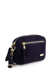 Malá tmavě fialová semišová crossbody taška se zlatými zipy, střapcovými detaily, nastavitelným popruhem a kovovou logem "Venezia".