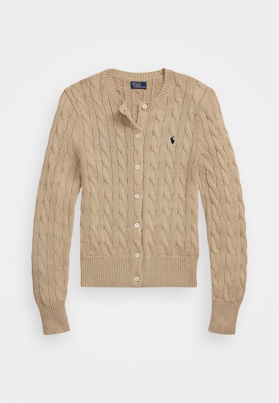 Cardigan en tricot torsadé beige avec un col arrondi, fermeture à bouton, poignets côtelés et ourlet. Présente un petit logo sur la poitrine gauche.
