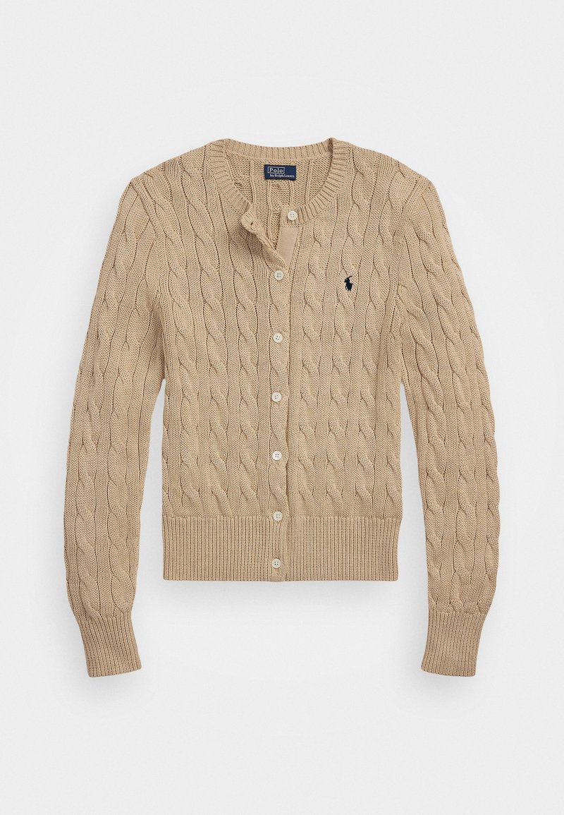 Beige kabelstrikket cardigan med rund krage, knappfrontal, ribbestrikkede mansjetter og kant. Har en liten logo på venstre bryst.